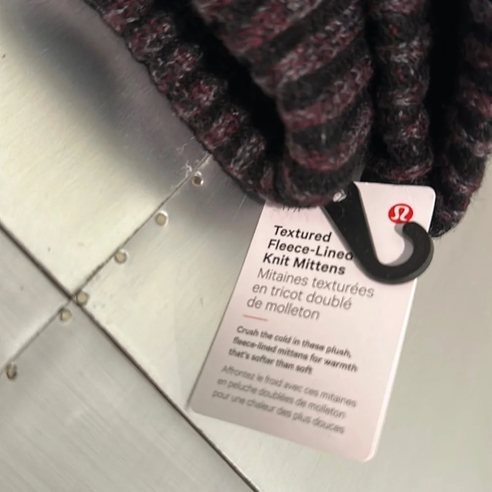 lululemon Women's Textured Fleece-Lined Knit Mittens cassis black/dark XS/S NWT